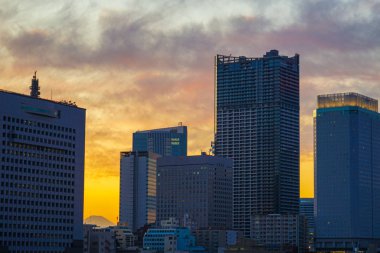 Akşam ve Yokohama Minato Mirai Üniversitesi Köprüsü 'nün silueti