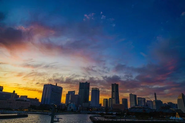 Akşam Yokohama Minato Mirai Üniversitesi Köprüsü Nün Silueti — Stok fotoğraf