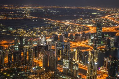 Dubai gece görüşü Burj Halife 'nin gözlem güvertesinden görüldü.