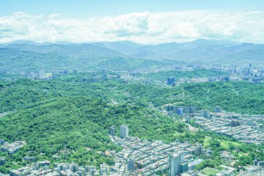 Taipei şehir manzarası ve mavi gökyüzü Taipei 101 'den görünüyor.