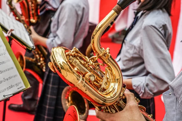 Schüler Die Saxofon Blasen — Stockfoto