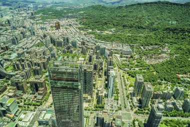 Taipei şehir manzarası ve mavi gökyüzü Taipei 101 'den görünüyor.