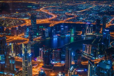 Dubai gece görüşü Burj Halife 'nin gözlem güvertesinden görüldü.