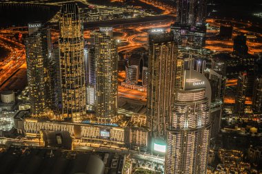 Dubai gece görüşü Burj Halife 'nin gözlem güvertesinden görüldü.