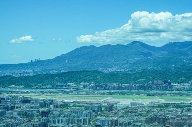 Taipei şehir manzarası ve mavi gökyüzü Taipei 101 'den görünüyor.