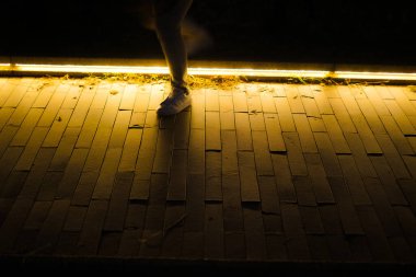 Turuncuyla aydınlatılmış kaldırım tuğlaları