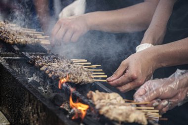 Kömürlü ızgara tavuk resmi