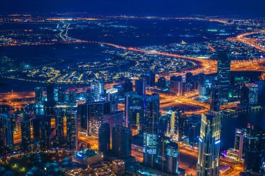 Dubai gece görüşü Burj Halife 'nin gözlem güvertesinden görüldü.