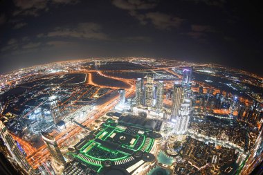 Dubai gece görüşü Burj Halife 'nin gözlem güvertesinden görüldü.