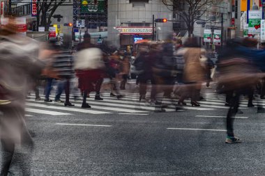 Shibuya kavşağında koşuşturma ve koşuşturma