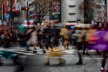 Shibuya kavşağında koşuşturma ve koşuşturma