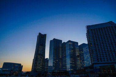 Yokohama Minato Mirai şehrin ve günbatımının.