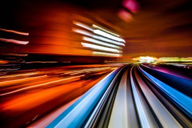 Yurikamome Tokyo rıhtımının yeni trafik kıyı şeridine uzun süre maruz kaldı.