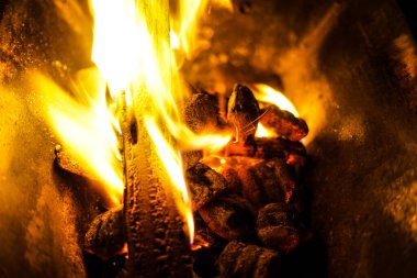 Kırmızı yanan kamp ateşi görüntüsü