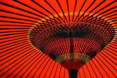 Japon kırmızı şemsiyesinin resmi