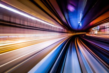 Yurikamome Tokyo rıhtımının yeni trafik kıyı şeridine uzun süre maruz kaldı.