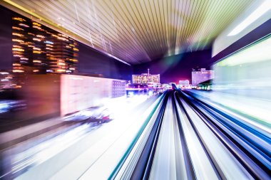 Yurikamome Tokyo rıhtımının yeni trafik kıyı şeridine uzun süre maruz kaldı.
