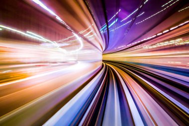 Yurikamome Tokyo rıhtımının yeni trafik kıyı şeridine uzun süre maruz kaldı.