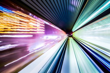 Yurikamome Tokyo rıhtımının yeni trafik kıyı şeridine uzun süre maruz kaldı.