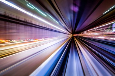 Yurikamome Tokyo rıhtımının yeni trafik kıyı şeridine uzun süre maruz kaldı.
