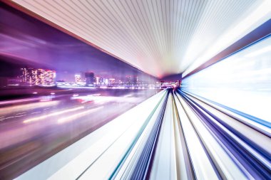 Yurikamome Tokyo rıhtımının yeni trafik kıyı şeridine uzun süre maruz kaldı.