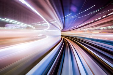 Yurikamome Tokyo rıhtımının yeni trafik kıyı şeridine uzun süre maruz kaldı.