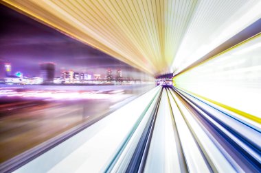 Yurikamome Tokyo rıhtımının yeni trafik kıyı şeridine uzun süre maruz kaldı.