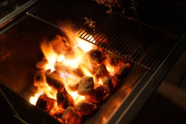 Kırmızı yanan kamp ateşi görüntüsü