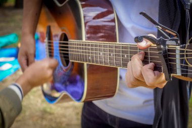 Gitar çalan kişi resmi
