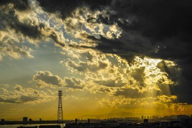 Tokyo silüeti ve alacakaranlıkla sarmalanmış Fuji Dağı.