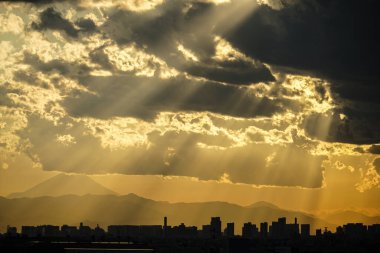 Tokyo silüeti ve alacakaranlıkla sarmalanmış Fuji Dağı.