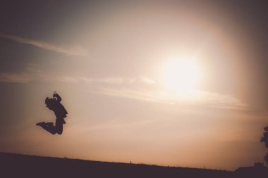 Tepenin alacakaranlığında su içen adamlar