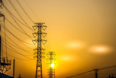 Kulelerin silueti ve gündoğumu görüntüsü