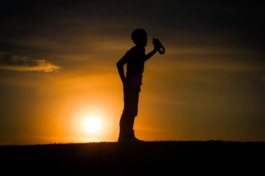 Tepenin alacakaranlığında su içen adamlar