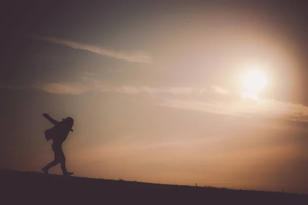 Silhouette Eines Mannes Der Der Dämmerung Des Hügels Steht — Stockfoto