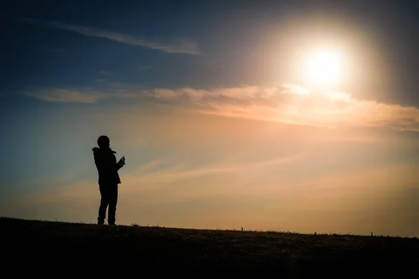 Silhouette Man Standing Twilight Hill — Stock Photo, Image