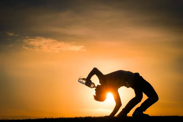 Männer Die Das Wasser Der Dämmerung Des Hügels Trinken — Stockfoto