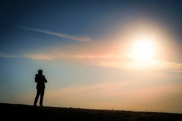 Silhouette Eines Mannes Der Der Dämmerung Des Hügels Steht — Stockfoto