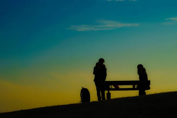 Men Women Couple Spend Twilight Hill — Stock Photo, Image