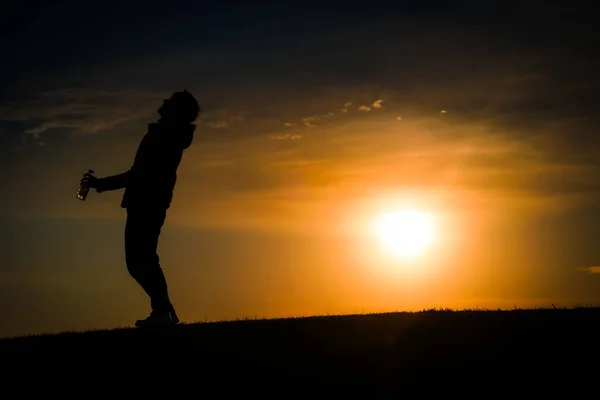 Silhouette Eines Mannes Der Der Dämmerung Des Hügels Steht — Stockfoto