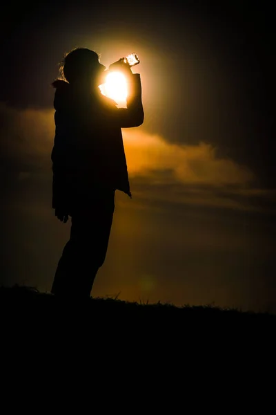 Männer Die Das Wasser Der Dämmerung Des Hügels Trinken — Stockfoto