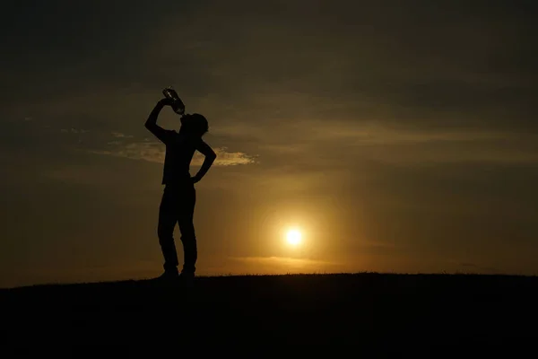 Männer Die Das Wasser Der Dämmerung Des Hügels Trinken — Stockfoto