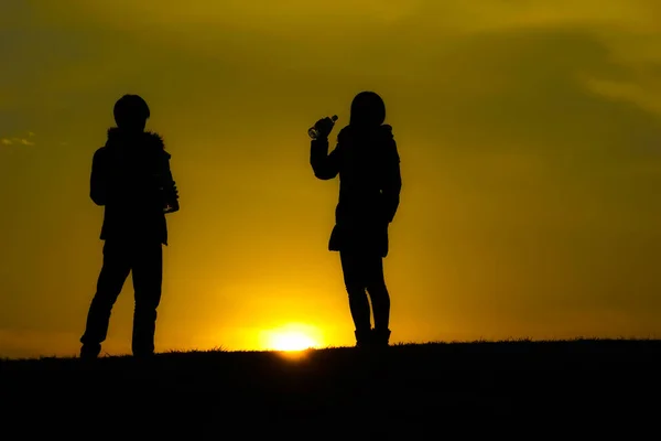 Muži Ženy Kteří Pijí Vodu Soumraku Kopce — Stock fotografie