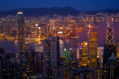 Victoria Tepesi 'nden görünen Hong Kong gökdelenleri.