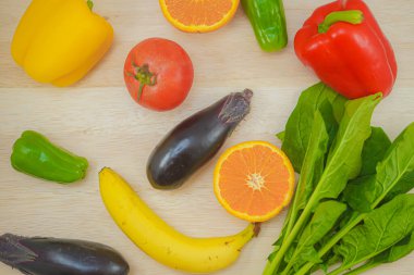 Masaya yeşil ve sarı sebzeler