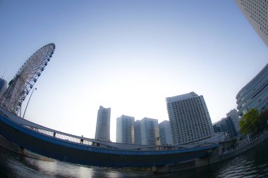 Yokohama Minato Mirai ufuk çizgisi zevk teknesinden görünüyor.