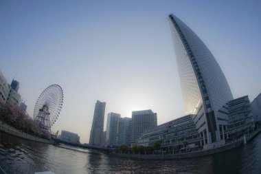 Yokohama Minato Mirai ufuk çizgisi zevk teknesinden görünüyor.