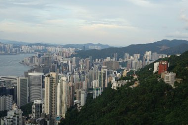 Victoria Tepesi 'nden görünen Hong Kong gökdelenleri.