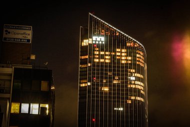 Toranomon Hills gece görüşü arka sokaktan görüldü.