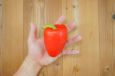 Paprikalı erkeklerin elleri.